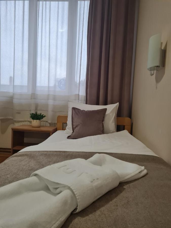 Garni Hotel Alma Pirot Exteriör bild