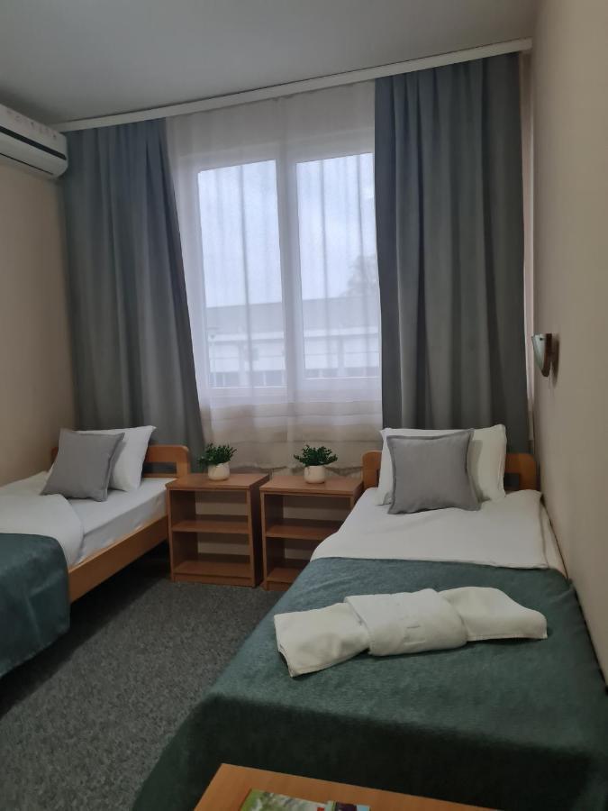 Garni Hotel Alma Pirot Exteriör bild