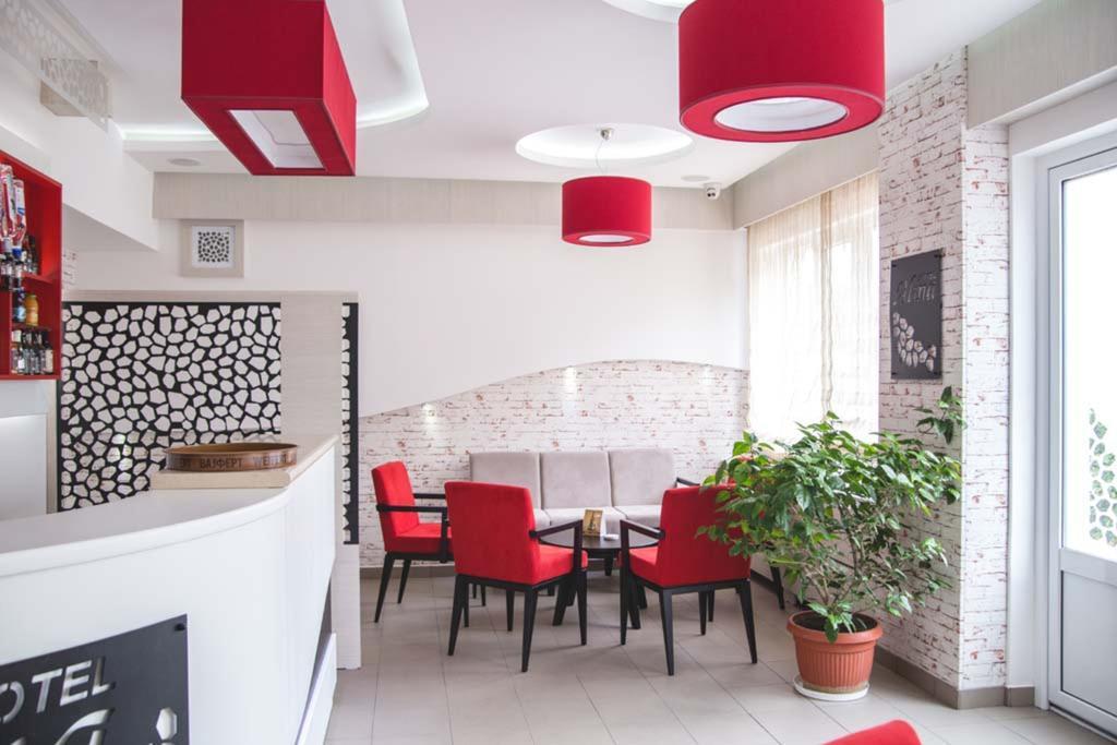 Garni Hotel Alma Pirot Exteriör bild