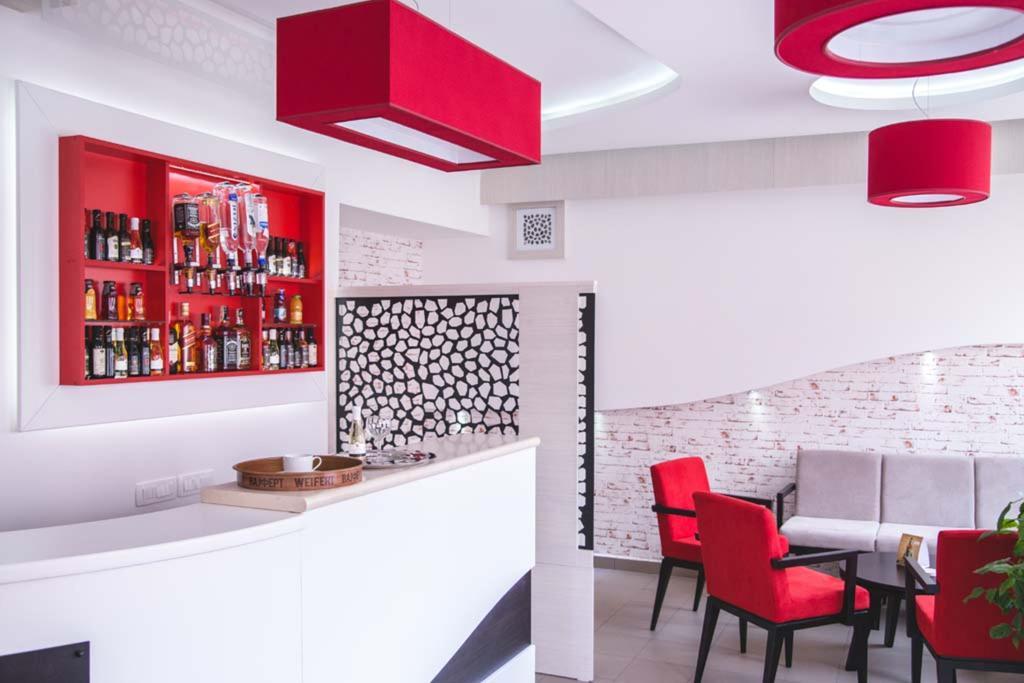 Garni Hotel Alma Pirot Exteriör bild