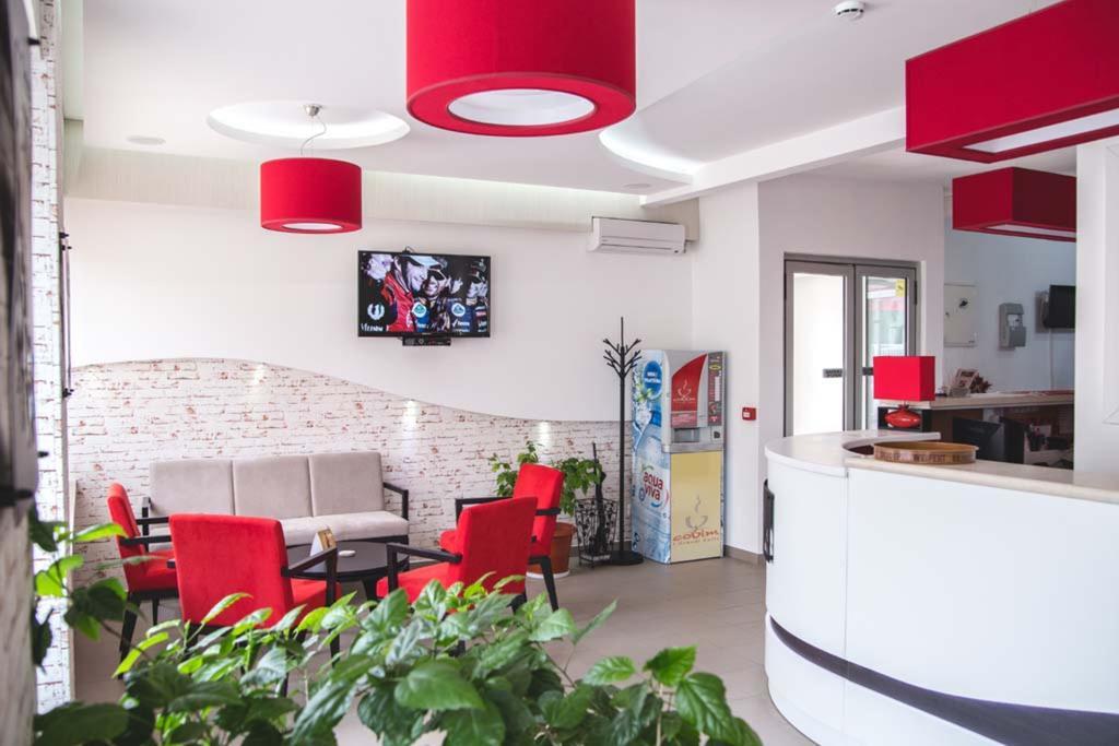 Garni Hotel Alma Pirot Exteriör bild