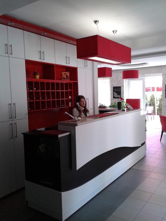 Garni Hotel Alma Pirot Exteriör bild