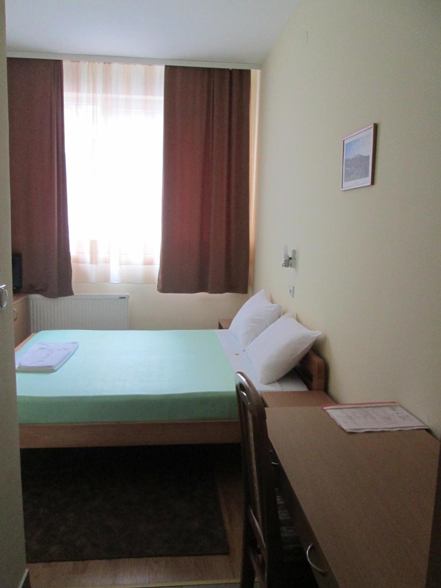 Garni Hotel Alma Pirot Rum bild
